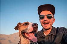 photo d'un chien avec son maître